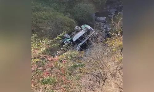 उत्तराखंड में HRTC बस खाई में गिरने से तीन लोगों की मौत, बचाव अभियान जारी उत्तराखंड में HRTC बस खाई में गिरने से तीन लोगों की मौत, बचाव अभियान जारी