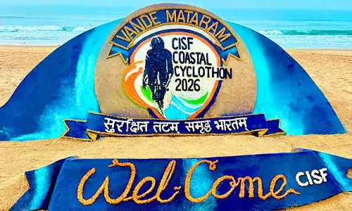 सैंड आर्टिस्ट सुदर्शन पटनायक ने शानदार कलाकृति के साथ CISF कोस्टल साइक्लोथॉन को श्रद्धांजलि दी सैंड आर्टिस्ट सुदर्शन पटनायक ने शानदार कलाकृति के साथ CISF कोस्टल साइक्लोथॉन को श्रद्धांजलि दी