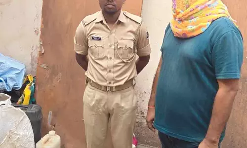 Bhubaneswar बिना लाइसेंस शराब परोसने वाले दो रेस्टोरेंट पर छापा, 2 गिरफ्तार