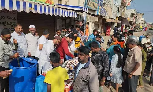 Chintamani : मुसलमानों ने हिंदुओं को फल और शरबत दिए Chintamani : मुसलमानों ने हिंदुओं को फल और शरबत दिए