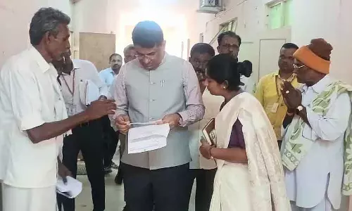Chikkaballapur : जिला कलेक्टर जी. प्रभु ने लोगों के अनुकूल प्रशासन प्रदान करने का निर्देश दिया Chikkaballapur : जिला कलेक्टर जी. प्रभु ने लोगों के अनुकूल प्रशासन प्रदान करने का निर्देश दिया
