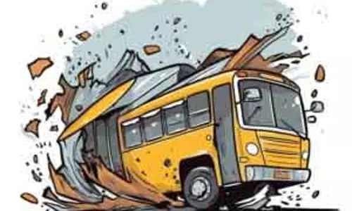रानीपेट में कॉलेज बस और लॉरी की टक्कर में 20 लोग घायल
