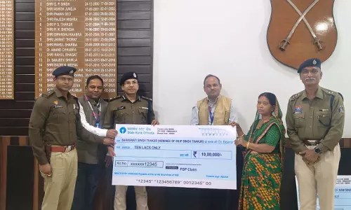 ड्यूटी के दौरान निधन हुए दो पुलिसकर्मियों के परिजनों को 10-10 लाख का बीमा चेक जारी ड्यूटी के दौरान निधन हुए दो पुलिसकर्मियों के परिजनों को 10-10 लाख का बीमा चेक जारी