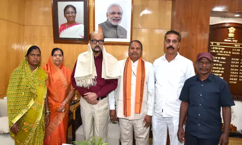 राज्यपाल डेका से राष्ट्रपति पुरस्कार प्राप्त ढोकरा शिल्प कलाकारों ने की सौजन्य भेंट राज्यपाल डेका से राष्ट्रपति पुरस्कार प्राप्त ढोकरा शिल्प कलाकारों ने की सौजन्य भेंट