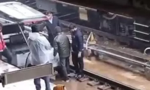 Lucknow: चारबाग रेलवे स्टेशन पर अफरा-तफरी, बड़ा हादसा Lucknow: चारबाग रेलवे स्टेशन पर अफरा-तफरी, बड़ा हादसा