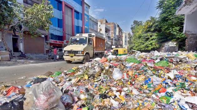 Lucknow: स्वच्छता अभियान बेअसर, कन्हैया माधवपुर में हाल बेहाल