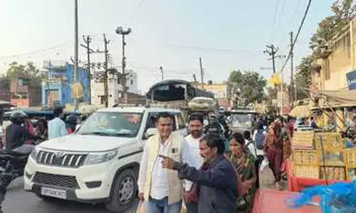 Farrukhabad: जाम और हादसों का केंद्र बने रेलवे समपार Farrukhabad: जाम और हादसों का केंद्र बने रेलवे समपार