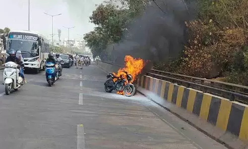 Madhapur केबल ब्रिज पर दोपहिया वाहन में आग लगी Madhapur केबल ब्रिज पर दोपहिया वाहन में आग लगी