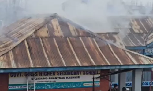 Kashmir: काजीगुंड के सरकारी गर्ल्स हायर सेकेंडरी स्कूल में आग लगी