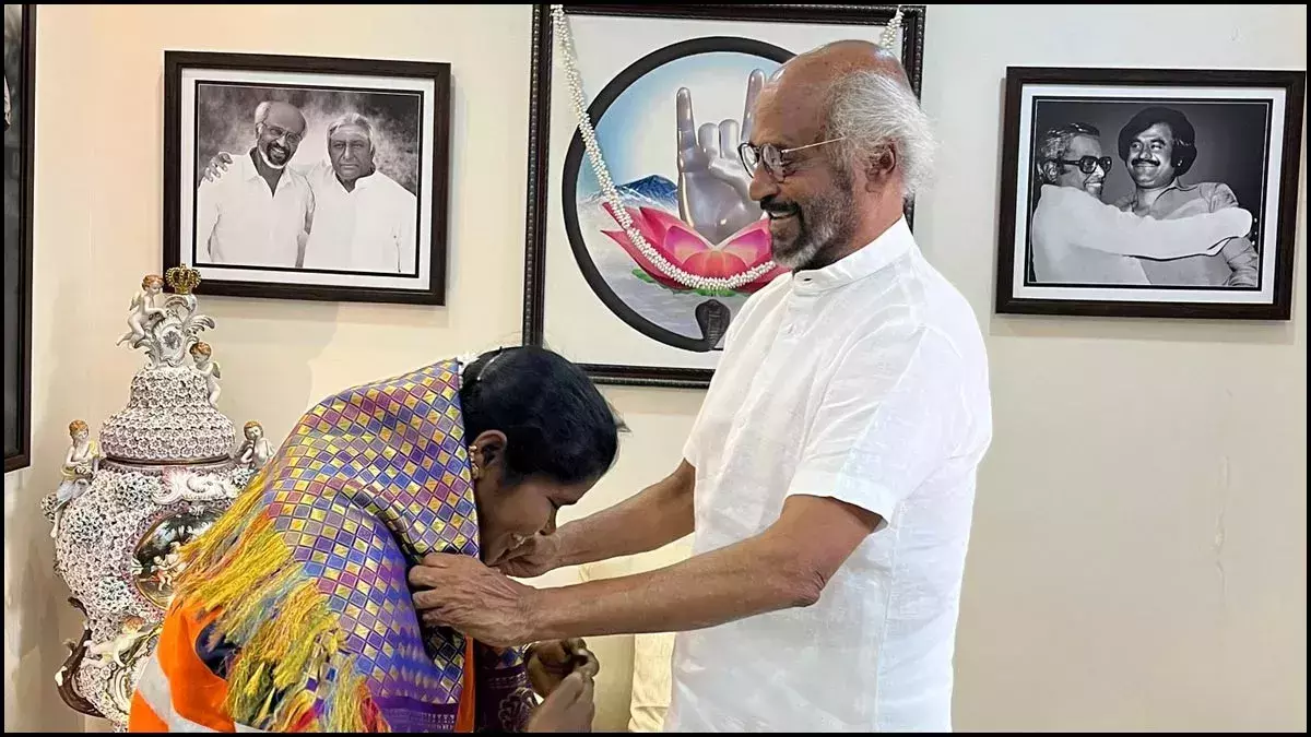 अभिनेता Rajinikanth ने ईमानदारी के लिए एक सफाई कर्मचारी को सम्मानित किया अभिनेता Rajinikanth ने ईमानदारी के लिए एक सफाई कर्मचारी को सम्मानित किया