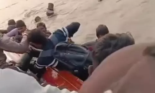 Gujarat: महिसागर नदी में नाव पलटी, सभी बचाए गए Gujarat: महिसागर नदी में नाव पलटी, सभी बचाए गए