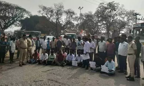 Bachannapet में सड़क मरम्मत की मांगों को लेकर विरोध प्रदर्शन Bachannapet में सड़क मरम्मत की मांगों को लेकर विरोध प्रदर्शन