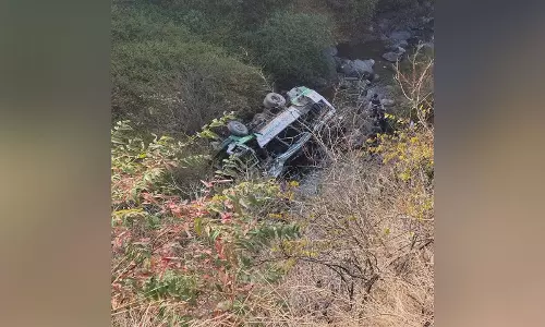 उत्तराखंड में HRTC की बस खाई में गिरने से तीन लोगों की मौत, बचाव अभियान जारी उत्तराखंड में HRTC की बस खाई में गिरने से तीन लोगों की मौत, बचाव अभियान जारी