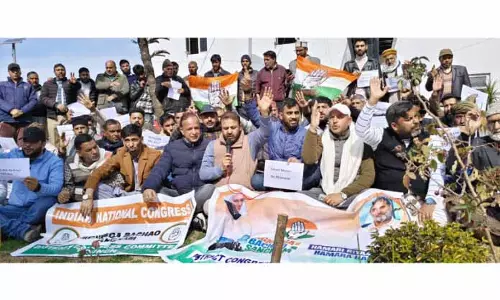 POONCH: कांग्रेस ने डीसी ऑफिस में धरना दिया, मनरेगा मुद्दे पर ज्ञापन सौंपा