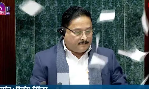 Lok Sabha में चेयर पर कागज़ फेंकने के लिए 8 सांसदों को सस्पेंड किया गया Lok Sabha में चेयर पर कागज़ फेंकने के लिए 8 सांसदों को सस्पेंड किया गया