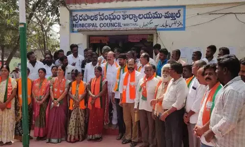 Election Code का उल्लंघन: मखतल नगर पालिका में कांग्रेस और बीजेपी के नारे Election Code का उल्लंघन: मखतल नगर पालिका में कांग्रेस और बीजेपी के नारे