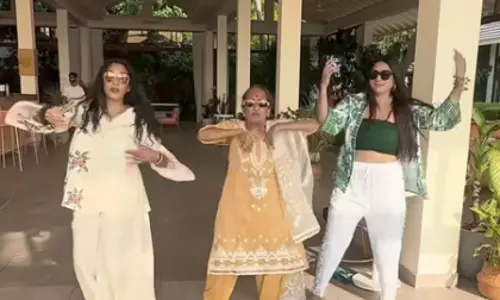Rupali गांगुली ने ‘तेरी दुल्हन सजाऊंगी’ रीक्रिएट किया Rupali गांगुली ने ‘तेरी दुल्हन सजाऊंगी’ रीक्रिएट किया