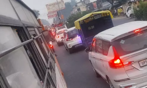 Farrukhabad: सेंट्रल जेल चौराहा जाम में फंसा, प्रशासन सक्रिय Farrukhabad: सेंट्रल जेल चौराहा जाम में फंसा, प्रशासन सक्रिय