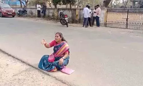 Jinnaram नगर पालिका में बी फॉर्म नहीं मिलने के कारण कांग्रेस नेताओं ने विरोध प्रदर्शन किया Jinnaram नगर पालिका में बी फॉर्म नहीं मिलने के कारण कांग्रेस नेताओं ने विरोध प्रदर्शन किया
