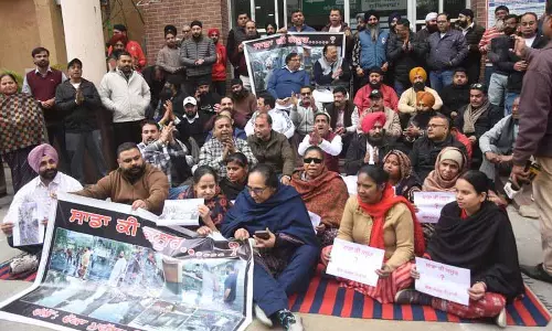 Ludhiana के धोखे मोहल्ले के निवासियों ने नगर निगम के ज़ोन D ऑफिस के बाहर विरोध प्रदर्शन किया