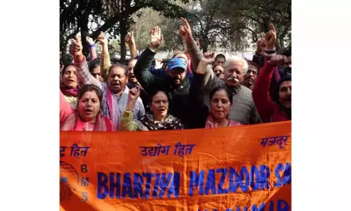 JAMMU: पेंसिल फैक्ट्री के कर्मचारियों ने विरोध प्रदर्शन किया JAMMU: पेंसिल फैक्ट्री के कर्मचारियों ने विरोध प्रदर्शन किया