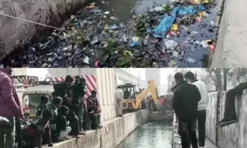 Meerut: नाला साफ कराने के लिए महिला ने रचा बच्चे के गिरने का नाटक Meerut: नाला साफ कराने के लिए महिला ने रचा बच्चे के गिरने का नाटक