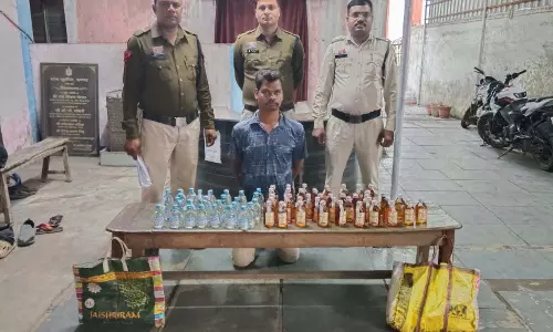 अवैध शराब कारोबार पर पुलिस का बड़ा प्रहार, 70 पाव शराब के साथ आरोपी गिरफ्तार अवैध शराब कारोबार पर पुलिस का बड़ा प्रहार, 70 पाव शराब के साथ आरोपी गिरफ्तार