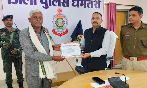 कुएं में कूदकर 7 लोगों की जान बचाने वाले जयंत ध्रुव को एसपी ने किया सम्मानित
