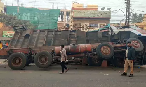 Cuttack में मधुपाटना मछली बाज़ार के पास कंटेनर ट्रक पलटा, ट्रैफिक बाधित हुआ Cuttack में मधुपाटना मछली बाज़ार के पास कंटेनर ट्रक पलटा, ट्रैफिक बाधित हुआ