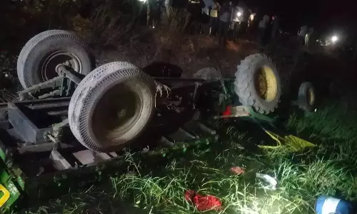Turmeric की कटाई से लौट रहे चार मजदूरों की ट्रैक्टर पलटने से मौत Turmeric की कटाई से लौट रहे चार मजदूरों की ट्रैक्टर पलटने से मौत