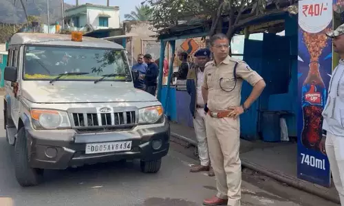 Odisha में बीजेपी नेता के घर पर भीड़ का हमला, 15 लोग हिरासत में Odisha में बीजेपी नेता के घर पर भीड़ का हमला, 15 लोग हिरासत में