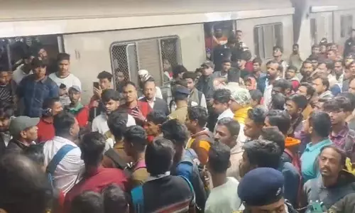 Ballygunge में एक युवक ने फ्लाईओवर से ट्रेन के सामने कूदकर जान दे दी, शव जल गया