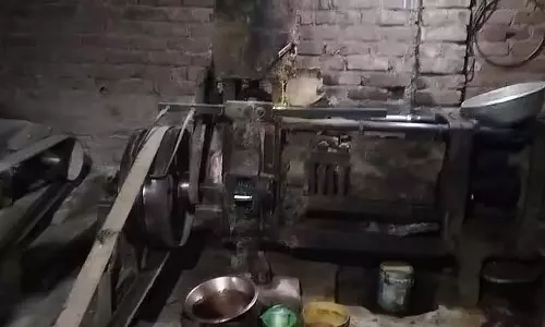 Samudragarh में मौत: मफलर इलेक्ट्रिक सरसों पीसने वाली मिल में फंस गया Samudragarh में मौत: मफलर इलेक्ट्रिक सरसों पीसने वाली मिल में फंस गया