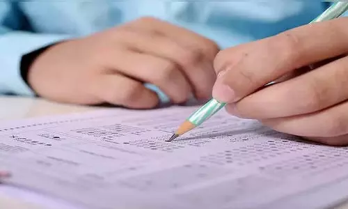 Burdwan के दो स्कूलों में पहले दिन 1,240 परीक्षार्थी अनुपस्थित रहे Burdwan के दो स्कूलों में पहले दिन 1,240 परीक्षार्थी अनुपस्थित रहे