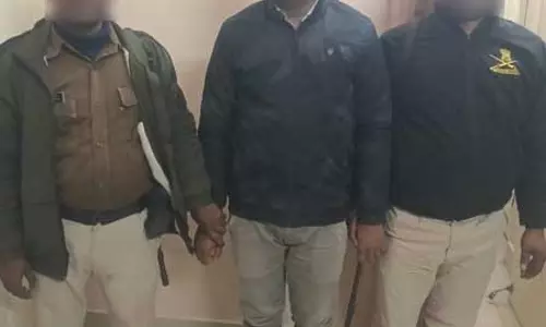 बिहार में दो राजस्व कर्मचारी रिश्वत लेते गिरफ्तार