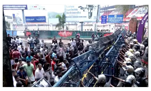 केरल पुलिस ने BJP युवा मोर्चा के प्रदर्शनकारियों पर जल प्रस्फुटन और आंसू गैस का प्रयोग किया