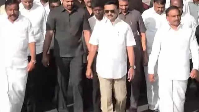 CM के नेतृत्व में अन्ना मेमोरियल की ओर शांतिपूर्ण मार्च CM के नेतृत्व में अन्ना मेमोरियल की ओर शांतिपूर्ण मार्च
