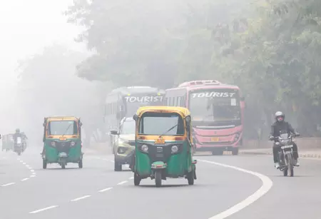दिल्ली-एनसीआर रेड जोन में; फिर बिगड़ी हवा, कोहरे और गलन से बढ़ी परेशानी दिल्ली-एनसीआर रेड जोन में; फिर बिगड़ी हवा, कोहरे और गलन से बढ़ी परेशानी