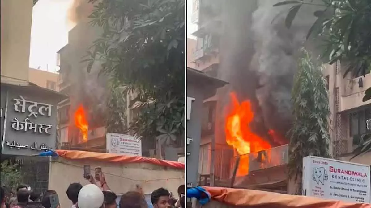 मुंबई सेंट्रल ST डिपो के पास रिहायशी इमारत में आग लगी मुंबई सेंट्रल ST डिपो के पास रिहायशी इमारत में आग लगी