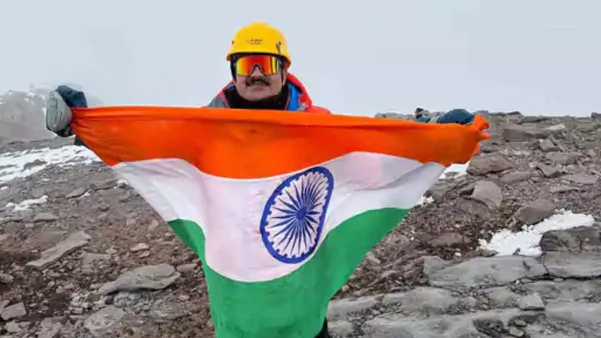 Indore : रीजनल ट्रांसपोर्ट ऑफिसर शर्मा ने माउंट एकॉनकागुआ पर तिरंगा फहराया Indore : रीजनल ट्रांसपोर्ट ऑफिसर शर्मा ने माउंट एकॉनकागुआ पर तिरंगा फहराया