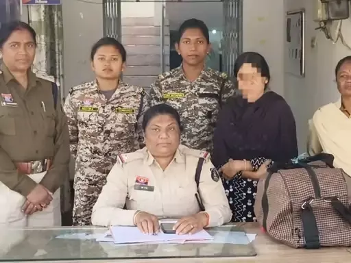 महिला के घर संदिग्ध गतिविधि की सूचना, छापेमारी से गांजा बरामद महिला के घर संदिग्ध गतिविधि की सूचना, छापेमारी से गांजा बरामद