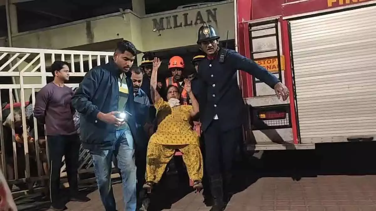 Thane : मिलन हिल बिल्डिंग में आग लगने से 2 घायल, Thane : मिलन हिल बिल्डिंग में आग लगने से 2 घायल,