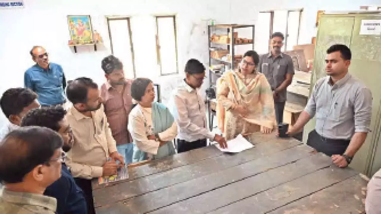 Collector ने अधिकारियों को नगर पालिका चुनाव की मतगणना की व्यवस्था को अंतिम रूप देने का निर्देश दिया Collector ने अधिकारियों को नगर पालिका चुनाव की मतगणना की व्यवस्था को अंतिम रूप देने का निर्देश दिया