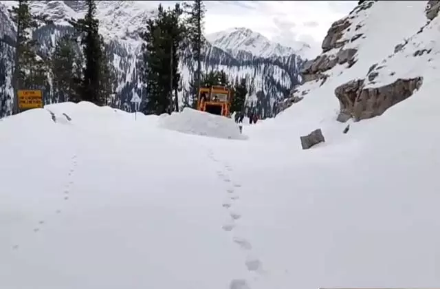 Jammu kashmir: 10–12 फुट बर्फ की चादर में ढका मुगल रोड Jammu kashmir: 10–12 फुट बर्फ की चादर में ढका मुगल रोड