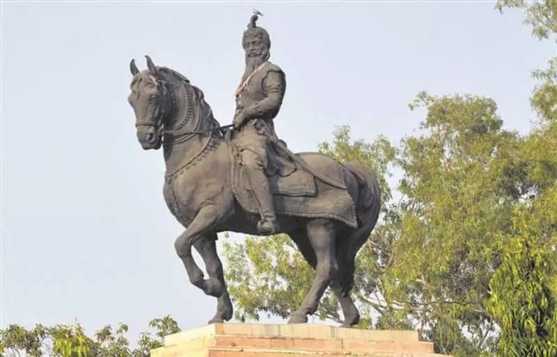 पाकिस्तान ने करतारपुर कॉरिडोर में Hari Singh Nalwa की प्रतिमा लगाई पाकिस्तान ने करतारपुर कॉरिडोर में Hari Singh Nalwa की प्रतिमा लगाई