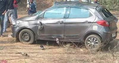 कार पलटने से व्यापारी की मौत, टीचर पत्नी समेत 3 घायल कार पलटने से व्यापारी की मौत, टीचर पत्नी समेत 3 घायल