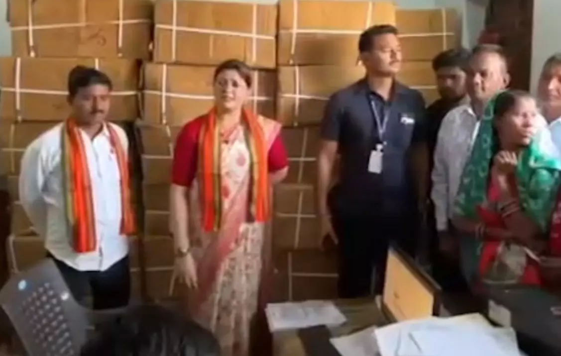 विधायक भावना बोहरा ने गैस एजेंसी के अधिकारी को लगाई फटकार, फ्री गैस सिलेंडर के लिए भटक रहे हितग्राही विधायक भावना बोहरा ने गैस एजेंसी के अधिकारी को लगाई फटकार, फ्री गैस सिलेंडर के लिए भटक रहे हितग्राही