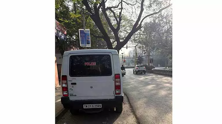 लापरवाही की हद, Anna Nagar की 6th एवेन्यू सड़क खड़ी गाड़ियों के आसपास ही दोबारा बना दी गई लापरवाही की हद, Anna Nagar की 6th एवेन्यू सड़क खड़ी गाड़ियों के आसपास ही दोबारा बना दी गई