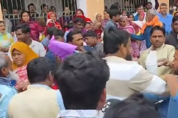 Malda जिले के स्कूल में SIR सुनवाई के दौरान 2 गुटों के बीच हिंसा भड़क गई Malda जिले के स्कूल में SIR सुनवाई के दौरान 2 गुटों के बीच हिंसा भड़क गई