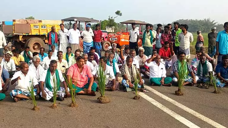 Thanjavur के किसान सांबा फसलों को बचाने के लिए पानी की मांग को लेकर विरोध प्रदर्शन कर रहे Thanjavur के किसान सांबा फसलों को बचाने के लिए पानी की मांग को लेकर विरोध प्रदर्शन कर रहे